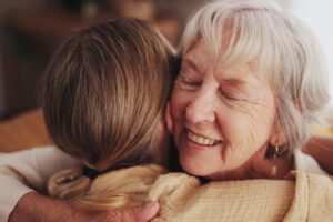 woman in hospice hugging daughter